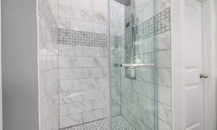 advantages of fixed shower screens